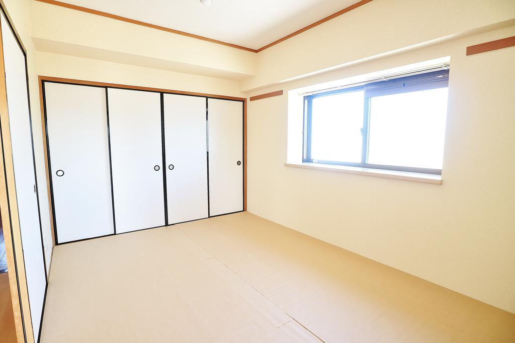 その他部屋・スペース　リビング横の和室６帖　展望良好な出窓付♪