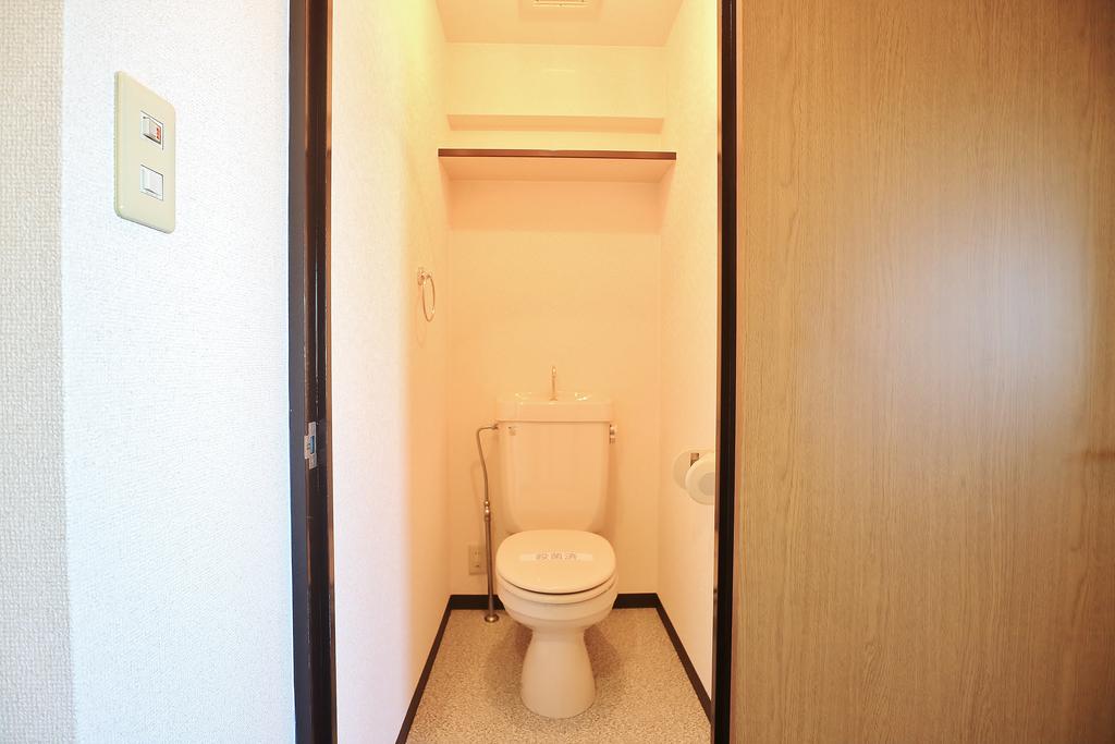 トイレ　上部に棚あり