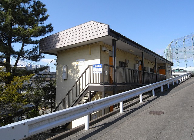 建物外観　高台にあります