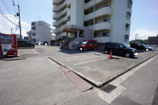 【松山市福音寺町のマンションの駐車場】