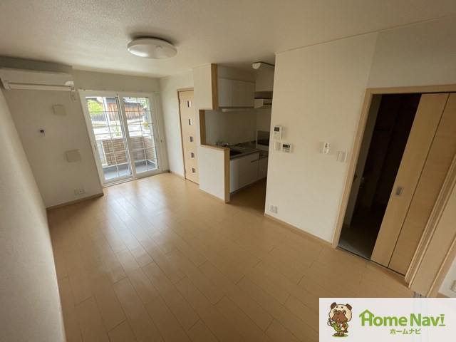 居室・リビング　明るいＬＤＫ11.3帖。エアコン付き。