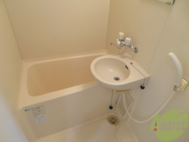 バス・シャワールーム　バスルームは狭すぎず、シャワーも浴びやすそうです。