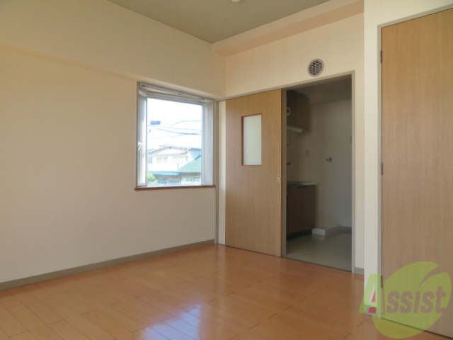 居室・リビング　リビングは、広々していて陽当たりもよさそうですね。