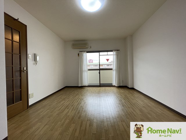 居室・リビング　明るい洋室。エアコン・照明付き