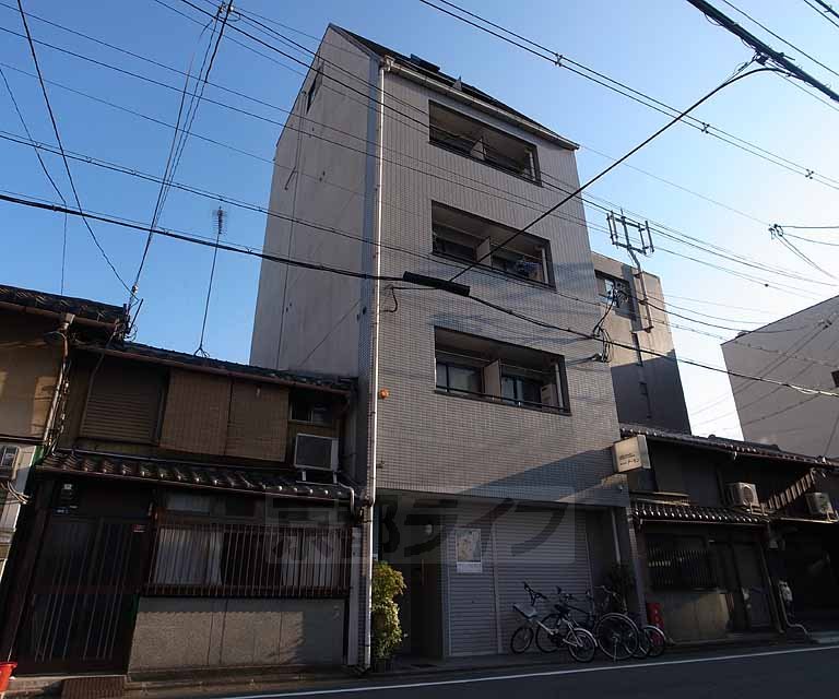 【京都市東山区古西町のマンションの建物外観】