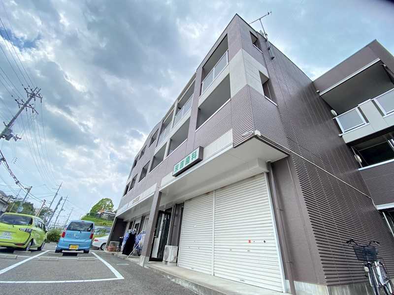 神戸市北区有野町唐櫃のマンションの建物外観