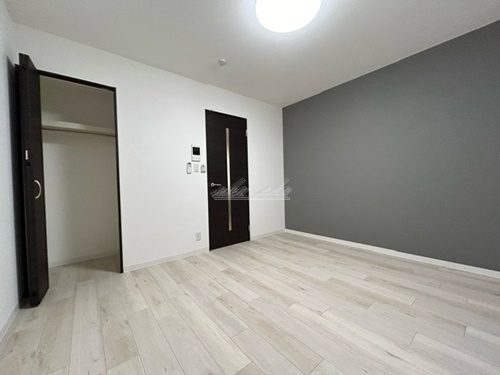 居室・リビング　ベッド、机椅子、テレビ、掃除など家具家電を賃料内で設置