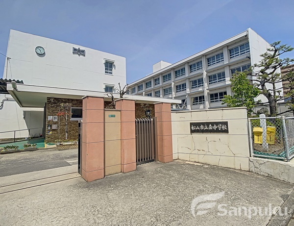 中学校　南中学校（中学校）まで501m