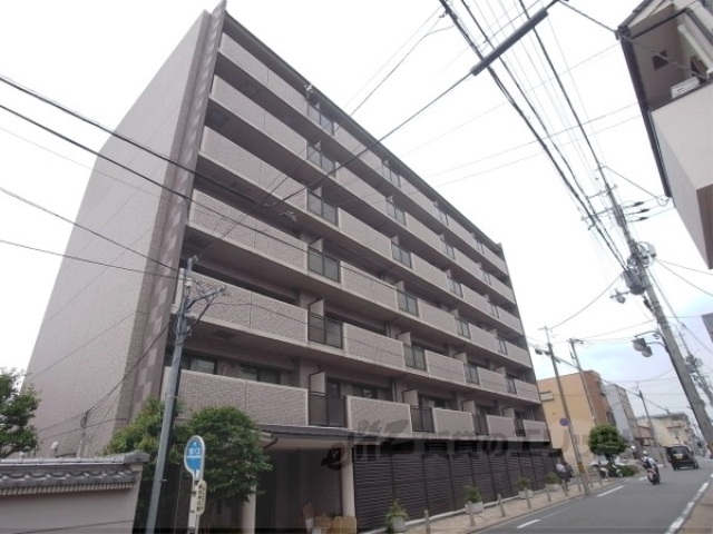 京都市伏見区深草十九軒町のマンションの建物外観