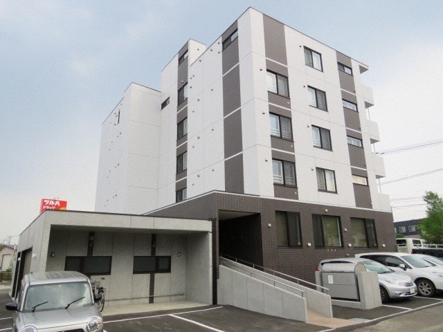 札幌市西区西野三条のマンションの建物外観