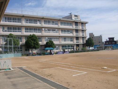 【D-residenec浅野本町の小学校】