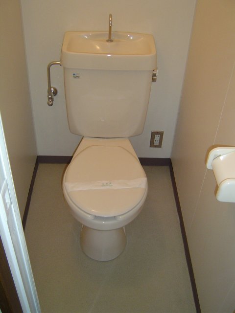 トイレ　写真は別号室のものです。