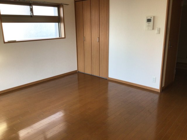 居室・リビング　同物件別室です。