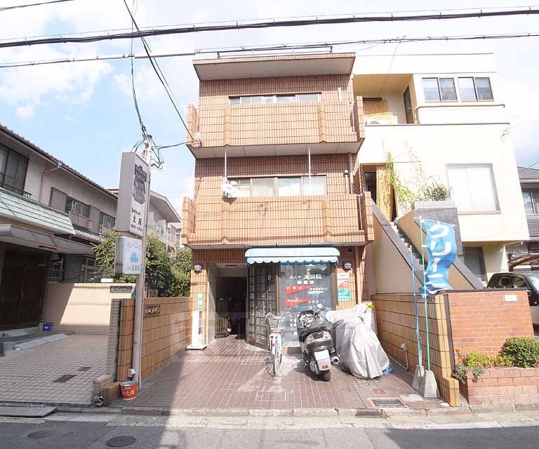 建物外観　オレンジが印象的なマンションです。