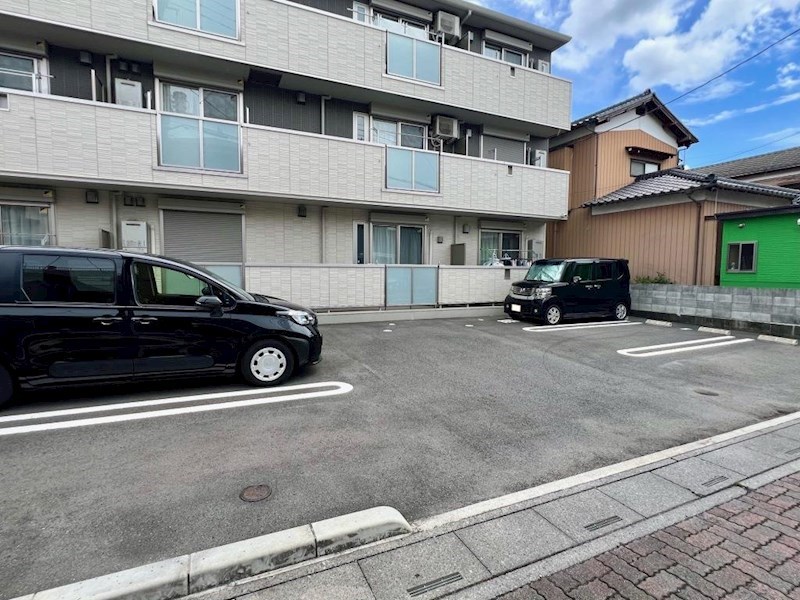 【ロイヤルパレスIII番館の駐車場】