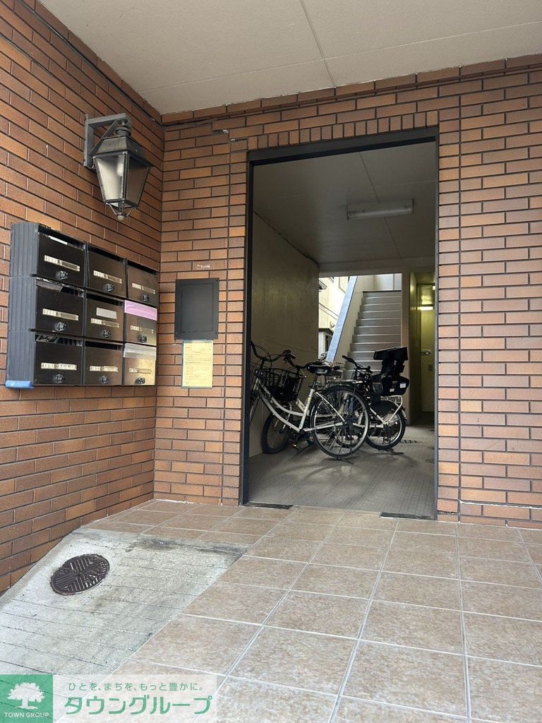 【松戸市二ツ木のマンションのエントランス】