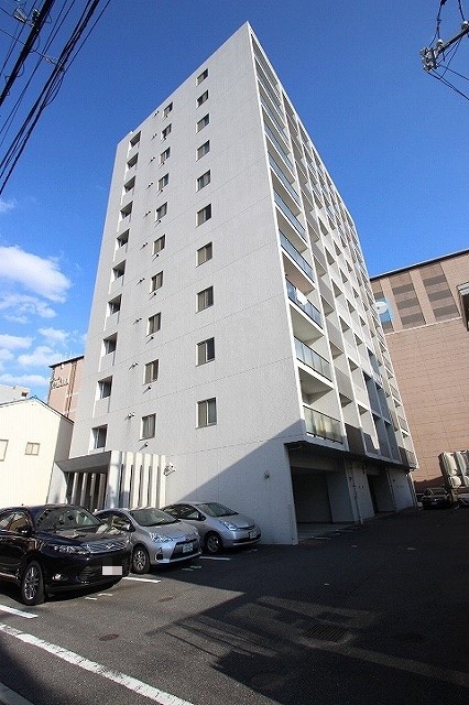 【広島市南区西蟹屋のマンションの建物外観】