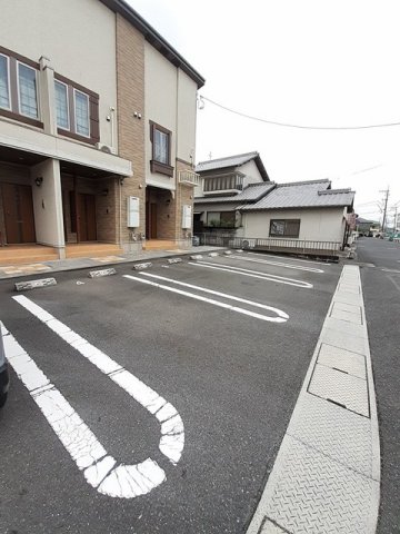 【レ・クローチェの駐車場】