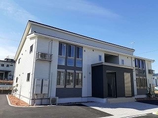 上田市御所のアパートの建物外観