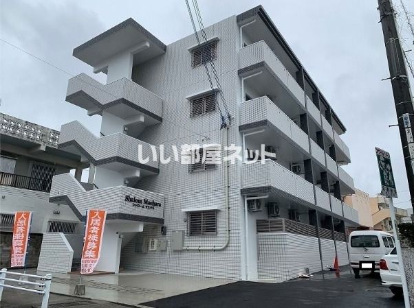 宜野湾市真栄原のマンションの建物外観