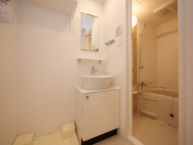 洗面設備　独立洗面台、小物を置くことができて便利です