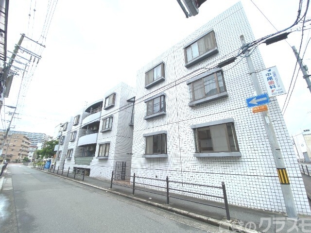 大阪市東淀川区小松のマンションの建物外観