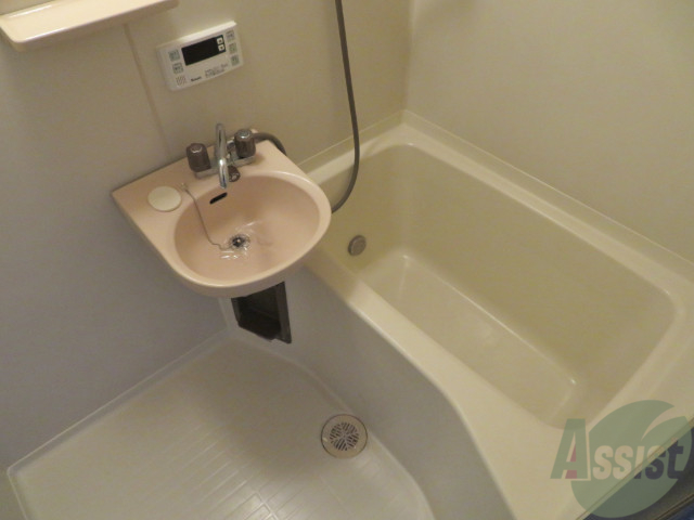 バス・シャワールーム　浴室はこちらのユニットバスになりますねー。