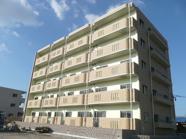 伊勢市小俣町本町のマンションの建物外観