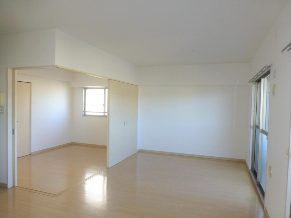 居室・リビング　お部屋が隣接しており、広々とした空間が広がります♪
