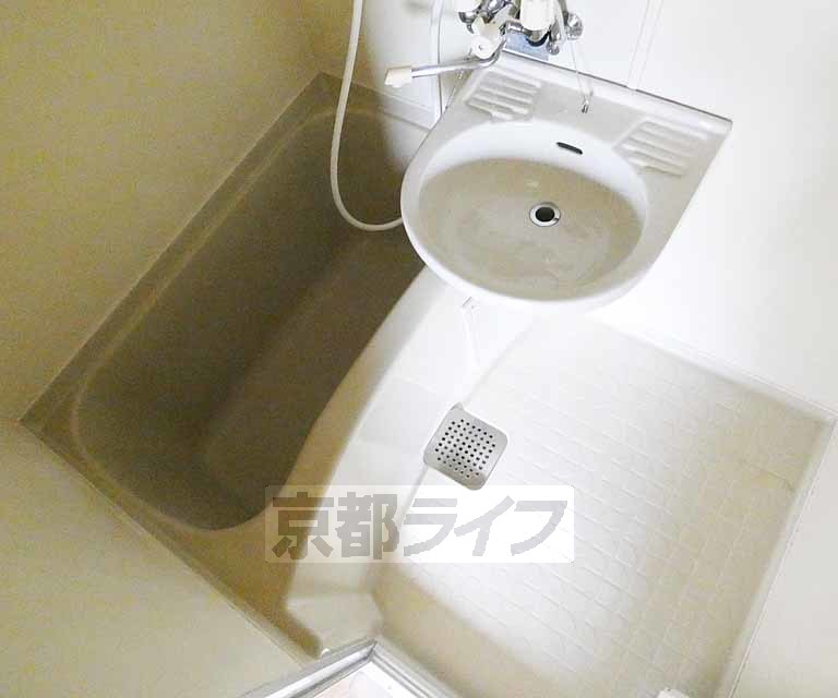 バス・シャワールーム　清潔感のあルバスルーム。