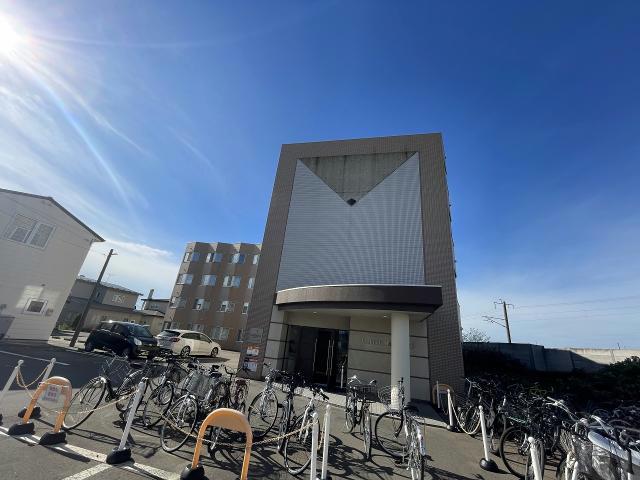 【函館市亀田港町のアパートの建物外観】