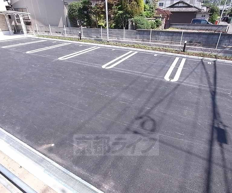 【綴喜郡井手町大字井手のアパートの駐車場】