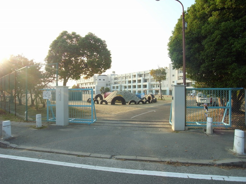 【川西市向陽台のマンションの小学校】