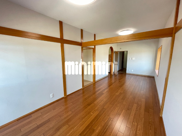 居室・リビング　高天井でフローリングがキレイなお部屋です。