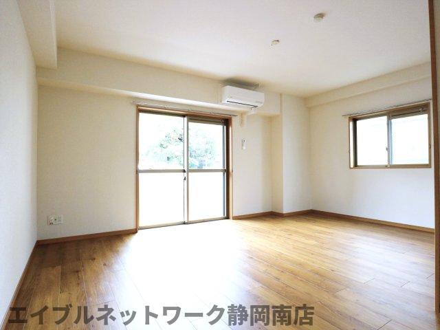 ＪＲ東海道本線 静岡駅 徒歩6分 9階建 築12年の居間写真
