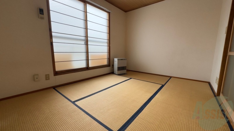 その他部屋・スペース　寝室はこちらです。光が差し込む、温かみのあるお部屋です。