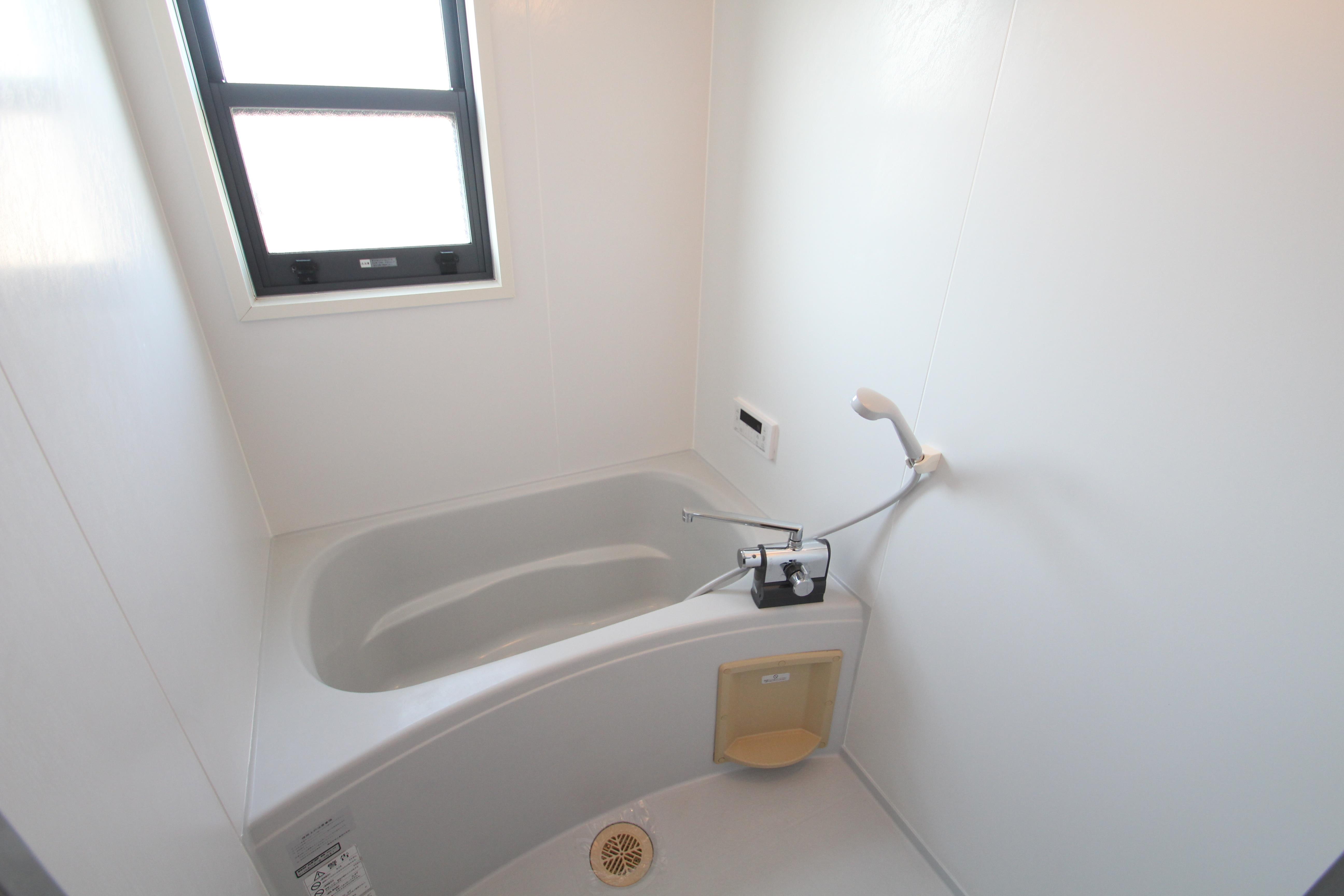 バス・シャワールーム　窓付きの明るい浴室です。