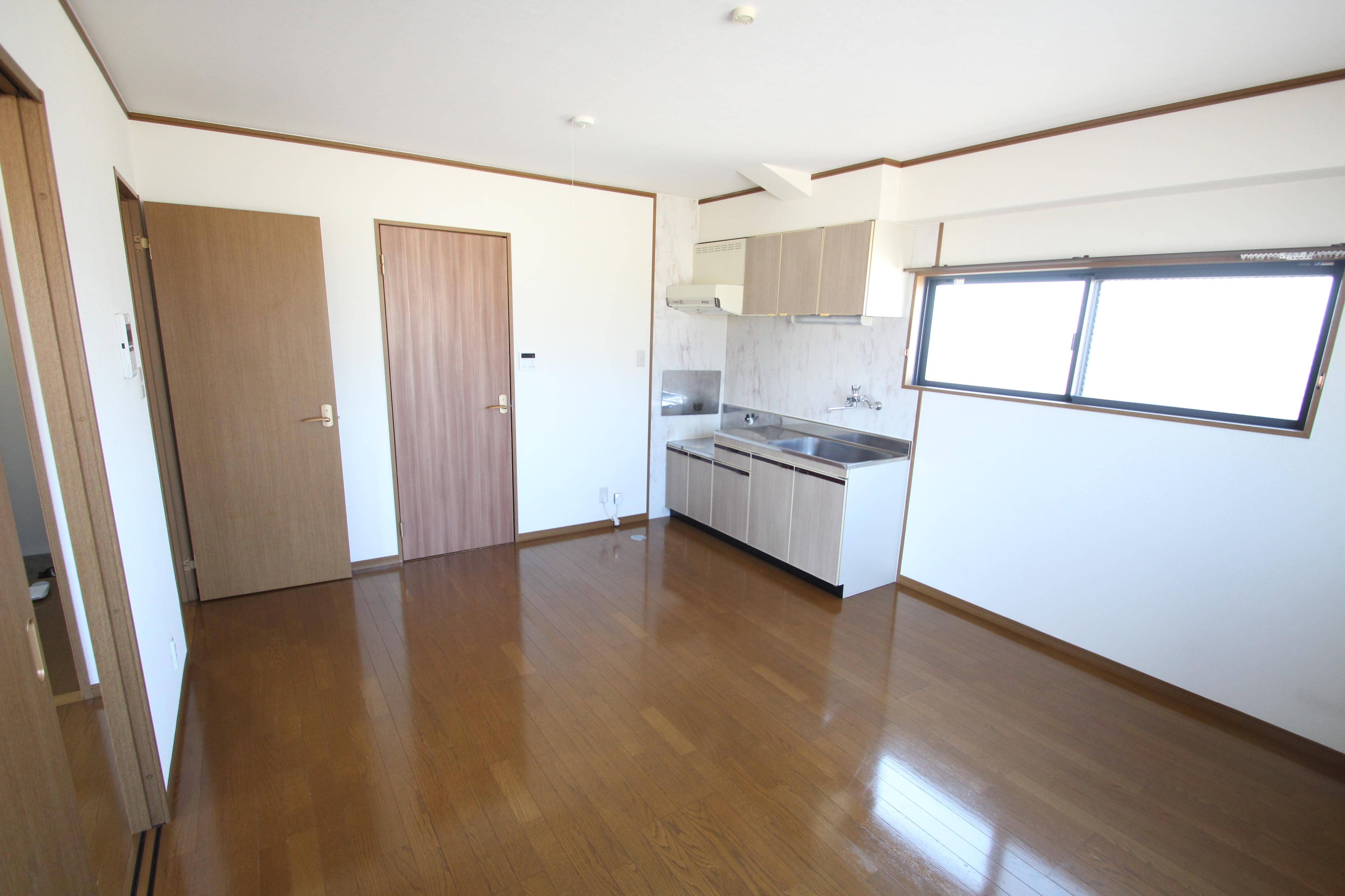 居室・リビング　窓付きの10帖のLDKです。