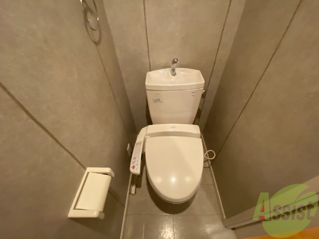 トイレ　温水洗浄便座なので快適に使用できそうですね。