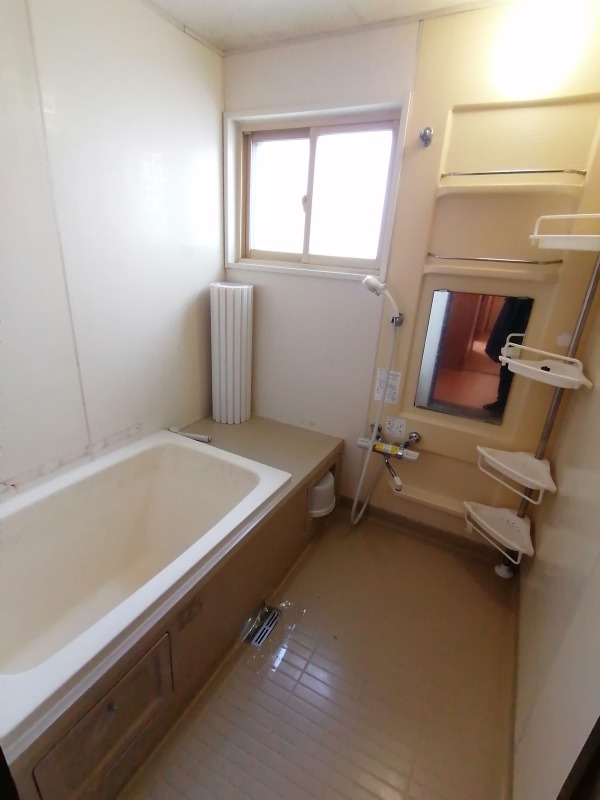 バス・シャワールーム　バストイレ別で、ゆっくりお風呂に入れます。