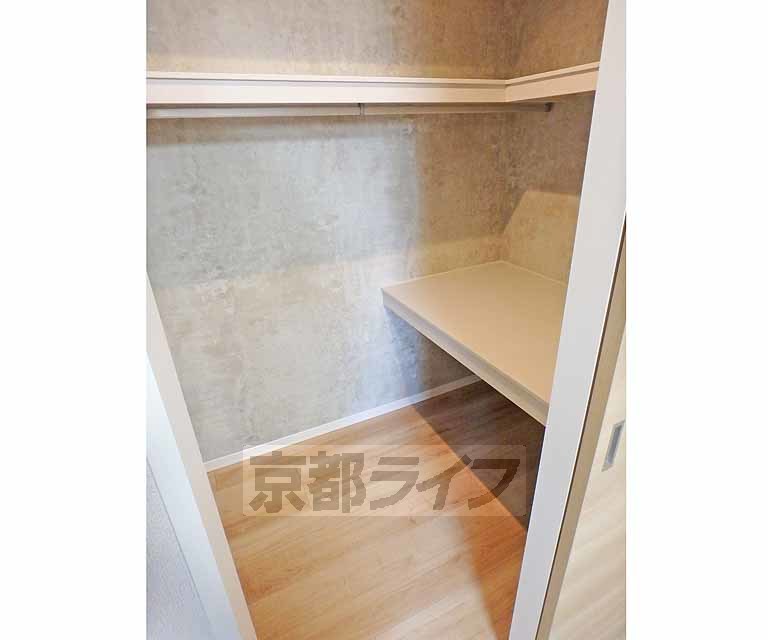 収納　広々したウォークインクローゼットです。