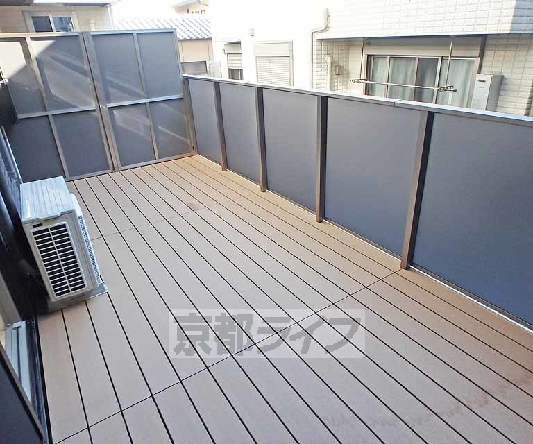 バルコニー　広々したウッドデッキバルコニーです。