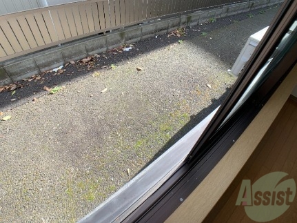 バルコニー　洋室の窓から撮影しました。イメージを掴んでください。