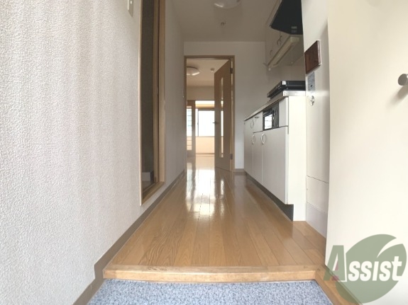 玄関　玄関から撮影しました。敷居が高くなくて安心ですね。