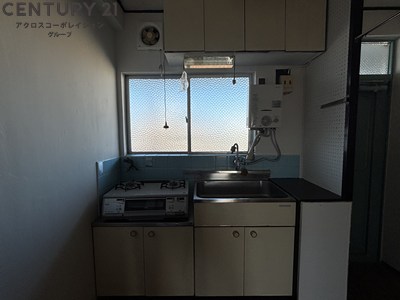 キッチン　キッチンスペースに窓があり換気良好です