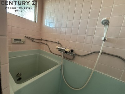 バス・シャワールーム　浴槽あり・浴室に窓があり換気が良好です