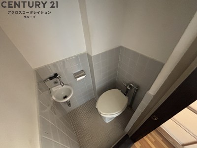 トイレ　お風呂トイレ別・小さな手洗い場があります