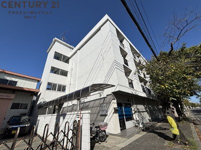 建物外観　敷地内に屋根付きの駐輪場完備