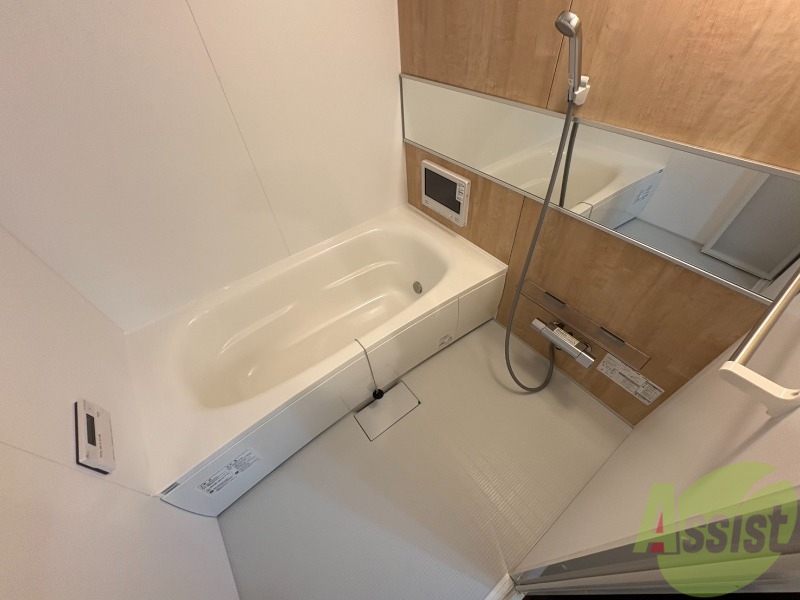 バス・シャワールーム　お風呂です。広々したバスでゆっくりくつろげます。