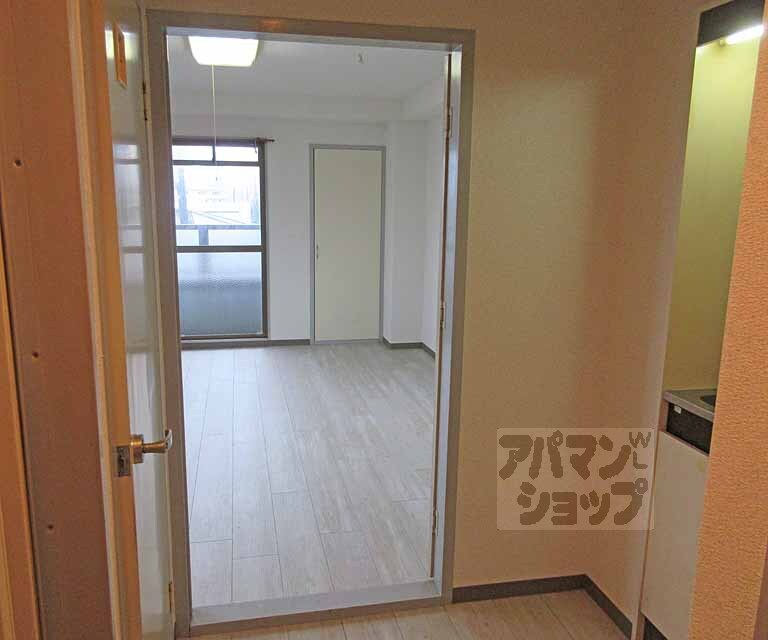 その他部屋・スペース　玄関からリビングです